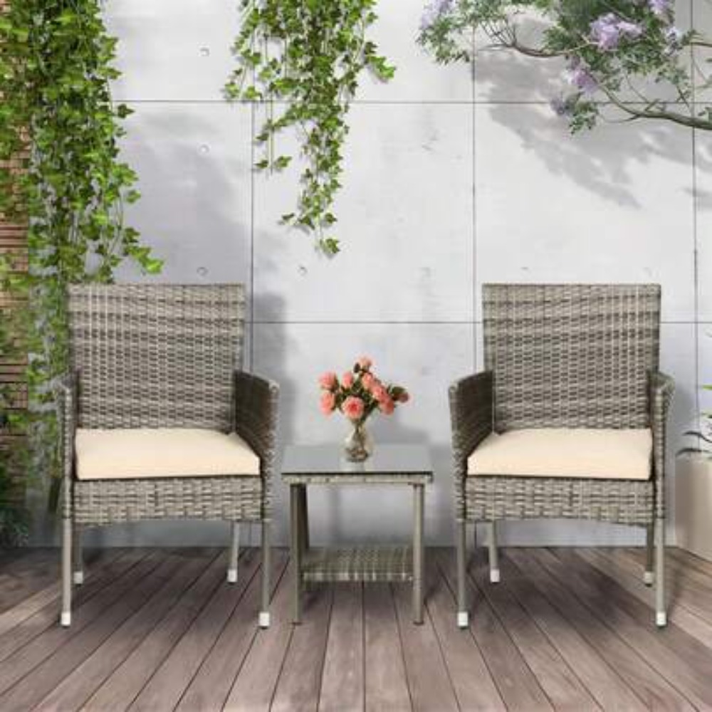 Rattan Lounge Set - 屋外用パティオ家具3点セット、グレーのラタン製会話セット（椅子2脚とガラス製コーヒーテーブル付き）、カーキ色のクッション、防水加工の籐製ラブシートチャットセット（裏庭、庭、バルコニー、プールサイド用）、強化ガラス天板付きモダンラウンジシート