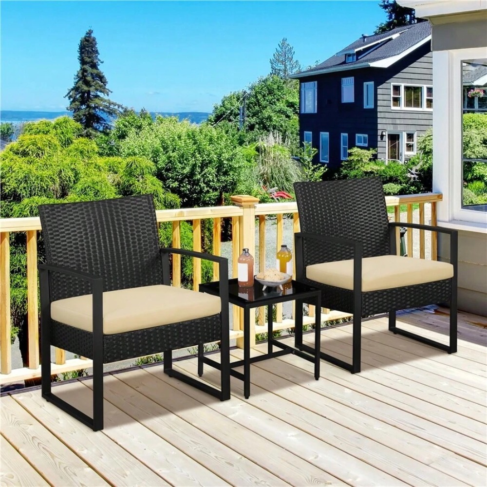 Outdoor Furniture Balcony - 3ピースの屋外用籐製家具セット（籐製チェア2脚とコーヒーテーブル1台）。裏庭、庭、ポーチ、バルコニーでの使用に適した会話用パティオセット。全天候型で耐久性のある金属フレーム。素朴でモダンなデザイン。組み立てが簡単。手編みのPE籐。頑丈な屋外リビングスペース。
