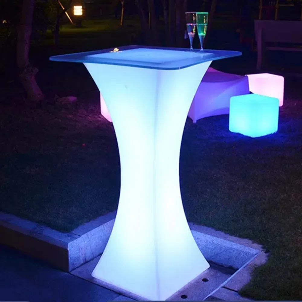 Outdoor Furniture Dubai - モダンな照明が、ドバイの屋外にプラスチック製のLED照明付き家具を照らします