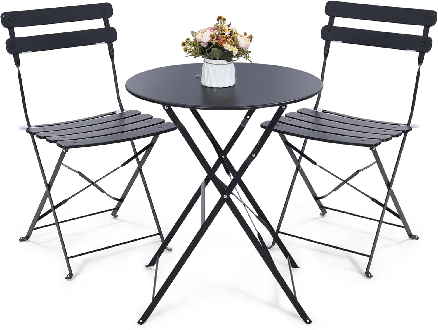 Outdoor Furniture Balcony - 省スペースの黒色の3ピース折りたたみ式屋外ビストロセット。折りたたみ式コーヒーテーブル1台とそれに合う椅子2脚で構成されており、狭いバルコニーやプライベートガーデンでの使用に最適なコンパクト家具です。