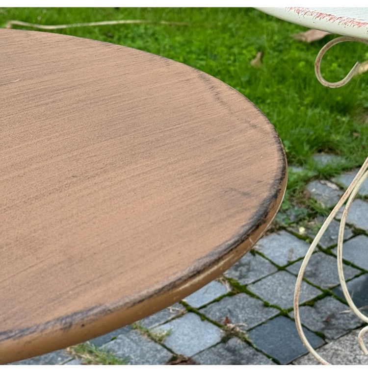 装飾的な錬鉄製のスクロールワークベース付きラウンドサイドテー - Outdoor Furniture Vintage のレビューと価格